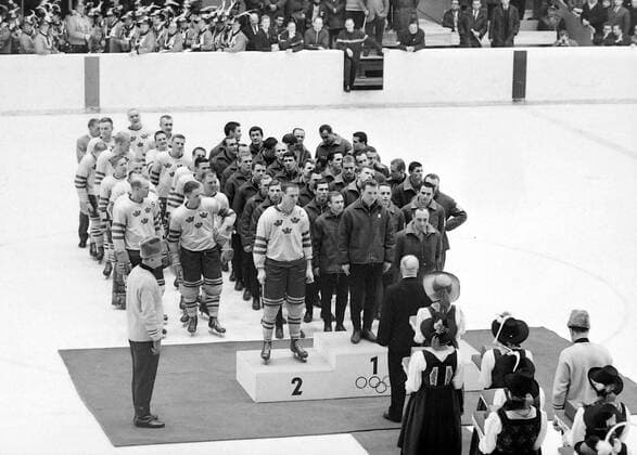 Olympia, Historie, Olympische Winterspiele 1964 in Innsbruck WINTER OLYMPICS GAMES IN INNSBRUCK, AUSTRIA - Ice hockey Eishockey TEAM RUSSIA SWEDEN ON A PODIUM ; 10 FEBRUARY 1964, Copyright: Topfoto  UnitedArchivesIPU471348