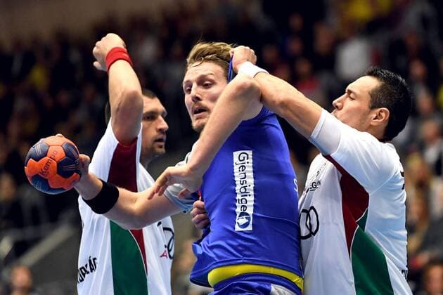 180108 Sveriges Jesper Nielsen och Ungerns Timuzsin Schuch under träningslandskampen i handboll mellan Sverige och Ungern den 8 januari 2018 i Partille. Copyright: CARLxSANDIN BB180108CS004
