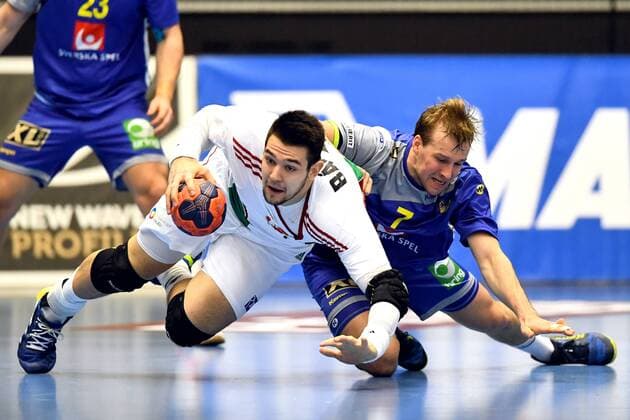 180108 Ungerns Bence Banhidi och Sveriges Max Darj under träningslandskampen i handboll mellan Sverige och Ungern den 8 januari 2018 i Partille. Copyright: CARLxSANDIN BB180108CS008