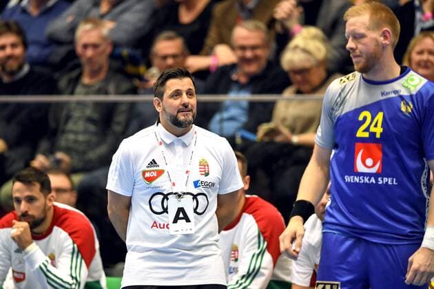 180108 Ungerns förbundskapten Ljubomir Vranjes pratar med Sveriges Jim Gottfridsson under träningslandskampen i handboll mellan Sverige och Ungern den 8 januari 2018 i Partille. Copyright: CARLxSANDIN BB180108CS014