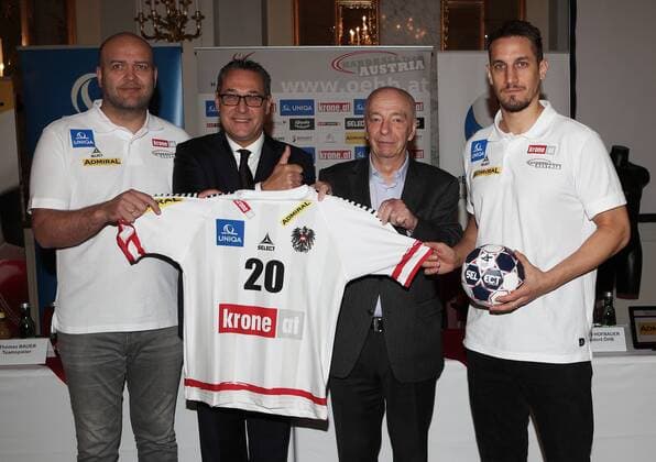 HANDBALL - EHF EC 2018, preview VIENNA,AUSTRIA,09.JAN.18 - HANDBALL - EHF European Championship EM Europameisterschaft 2018, preview, farewell of team Austria. Image shows head coach Patrekur Johannesson (AUT), minister for sports Heinz Christian Strache, president Gerhard Hofbauer (OEHB) and Thomas Bauer (AUT). GEPAxpictures xChristianxOrt