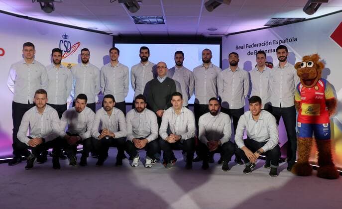 Handball EM, Pressetermin Nationalteam Spanien Spanish handball male national team Nationalteam pose with the team s headcoach Jordi Ribera (C) at the Spanish Superior Council of Sports (CSD) in Madrid, Spain, 09 January 2018. The Spanish national team will travel to Croatia to compete at the Handball European Championship EM Europameisterschaft that runs from 12 January until 28 January. Spanish handball male national team leaves to compete in European Championships !ACHTUNG: NUR REDAKTIONELLE NUTZUNG!  Copyright: xJ.J.Guillenx GRAF841 20180109-636511109291269545