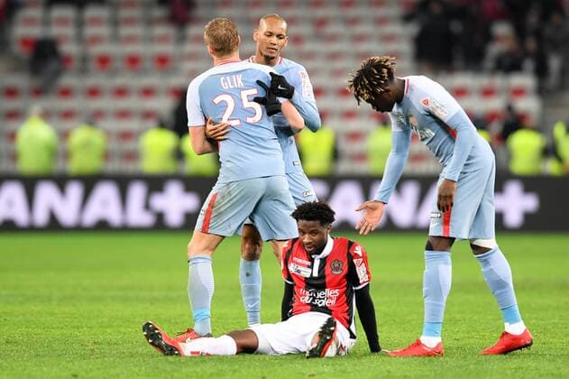 05 Adrien TAMEZE (nice) - 02 FABINHO (mon) - 35 KEVIN N DORAM (mon) - DECEPTION - FAIR PLAY FOOTBALL : Nice vs Monaco - Coupe de la Ligue - 09 01 2018 FEP Panoramic 