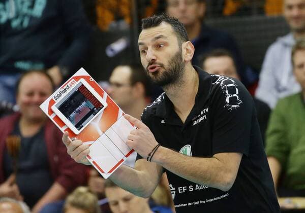 Stuttgart , Volleyball CEV Cup Allianz MTV Stuttgart vs. VK UP Olomouc , Trainer Giannis Athanasopoulos ( Allianz )