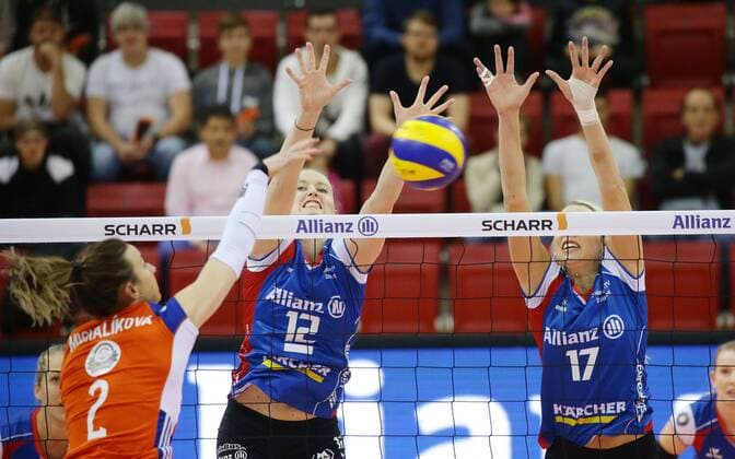 Stuttgart , Volleyball CEV Cup Allianz MTV Stuttgart vs. VK UP Olomouc , von links : Martina Michalikova ( Olomouc ) Debora van Daelen Paige Tapp ( Allianz )