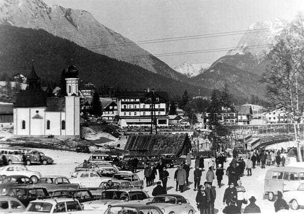 Olympia, Historie, Olympische Winterspiele 1964 in Innsbruck WINTER OLYMPICS IN INNSBRUCK, AUSTRIA - LITTLE ONION DOMED TRADITIONAL CHURCH SEEFIELD ; 27 JANUARY 1964, Copyright: Topfoto  UnitedArchivesIPU470512