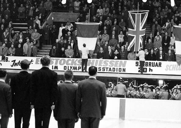 Olympia, Historie, Olympische Winterspiele 1964 in Innsbruck WINTER OLYMPICS GAMES IN INNSBRUCK, AUSTRIA - BOB SLEIGH POSING BRITISH ITALIAN FLAGS ; 3 FEBRUARY 1964, Copyright: Topfoto  UnitedArchivesIPU470942