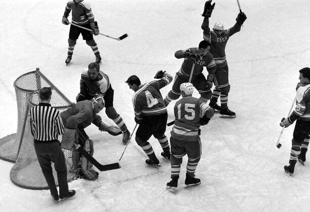 Olympia, Historie, Olympische Winterspiele 1964 in Innsbruck WINTER OLYMPICS GAMES IN INNSBRUCK, AUSTRIA - Ice hockey Eishockey - RUSSIA BEATS GERMANY JANSEN ULRICH SCHNEITBERGER WOLKOW IN ACTION ; 6 FEBRUARY 1964, Copyright: Topfoto  UnitedArchivesIPU471127