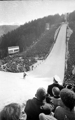 Olympia, Historie, Olympische Winterspiele 1964 in Innsbruck WINTER OLYMPICS GAMES IN INNSBRUCK, AUSTRIA - GENERAL VIEW 80 METRE SKI JUMP CROWDS AUDIENCE ; 10 FEBRUARY 1964, Copyright: Topfoto  UnitedArchivesIPU471346