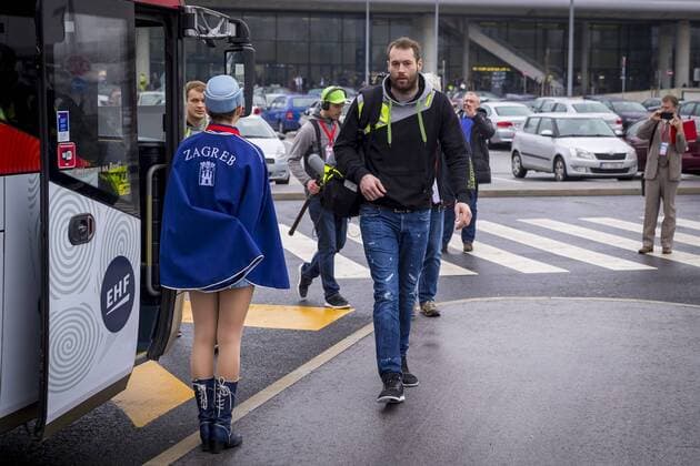 Steffen Faeth beim Einsteigen in den Mannschaftsbus. Ankunft der deutschen Mannschaft in Zagreb, Handball, EHF Euro 2018, 11.01.18 Zagreb Croatia Copyright: xAgentur54Gradx xFelixxKoenigx