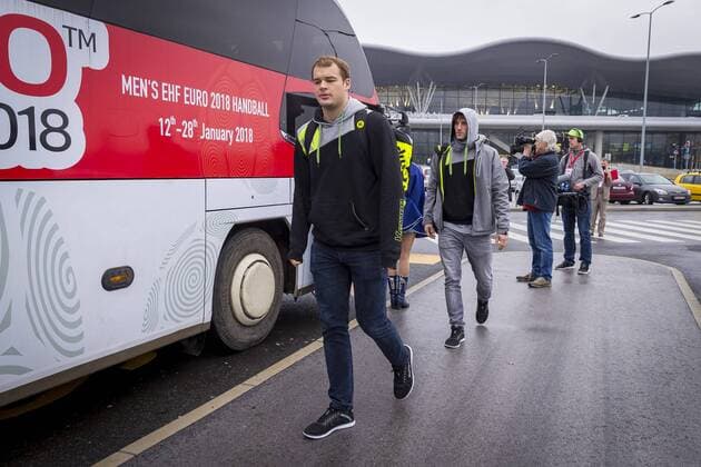 Paul Drux beim Einsteigen in den Mannschaftsbus. Ankunft der deutschen Mannschaft in Zagreb, Handball, EHF Euro 2018, 11.01.18 Zagreb Croatia Copyright: xAgentur54Gradx xFelixxKoenigx