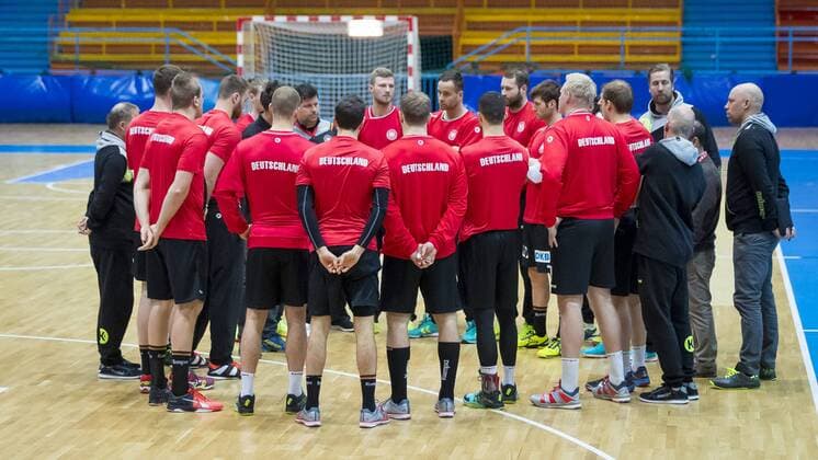Die deutsche Nationalmannschaft vor dem Training um Trainer Christian Prokop. 1. Training der Deutschen Nationalmannschaft in Zagreb, Handball, EHF Euro 2018, 11.01.18 Zagreb Zagreb Croatia Dom Sportova Copyright: xAgentur54Gradx xFelixxKoenigx