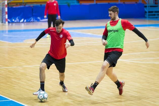 Patrick Groetzki gegen Hendrik Pekeler beim Fussball Aufwaermspiel. 1. Training der Deutschen Nationalmannschaft in Zagreb, Handball, EHF Euro 2018, 11.01.18 Zagreb Zagreb Croatia Dom Sportova Copyright: xAgentur54Gradx xFelixxKoenigx
