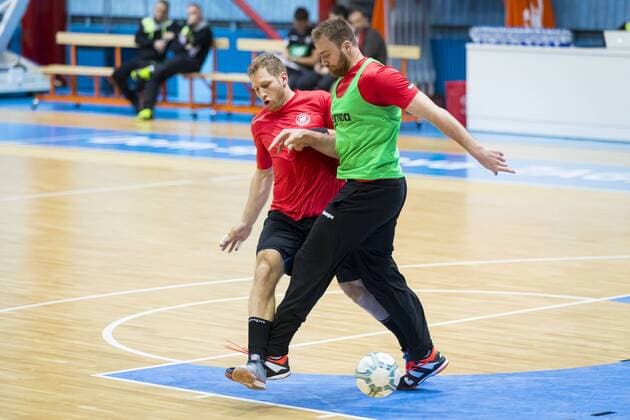 Steffen Weinhold gegen Andreas Wolff beim Fussball Aufwaermspiel. 1. Training der Deutschen Nationalmannschaft in Zagreb, Handball, EHF Euro 2018, 11.01.18 Zagreb Zagreb Croatia Dom Sportova Copyright: xAgentur54Gradx xFelixxKoenigx