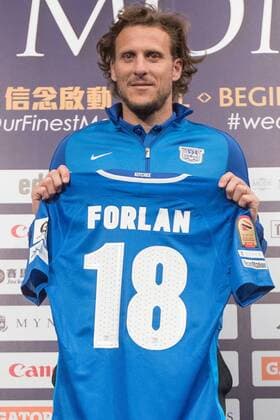 Uruguayan football player Diego Forlan attends the signing ceremony to join the Kitchee SC of the Hong Kong Premier League in Hong Kong, China, 12 January 2018. Uruguayan striker Diego Forlan signed his signing with the Kitchee club of Hong Kong professional soccer in 4 January 2018. At 38, the Uruguayan international will return to the courts with the Hong Kong team, which will play for the first time in its history the group stage of the Asian Champions League, from next February 13. Forlan did not play football since 2016, after completing his contract with Mumbai City, of India. The already legendary player of the Uruguayan national team Nationalteam has an impressive record. Among the individual titles that marked his career are the Best Player of the World Cup in South Africa-2010 and, with Villarreal and Atletico de Madrid, the prizes Pichichi 2005 and 2009, the top scorer of the Spanish League. Now he undertakes a new challenge by signing for the Hong Kong League champion. Former World Cup Golden Ball winner Diego Forlan signs for Kitchee SC  pbu738358_06