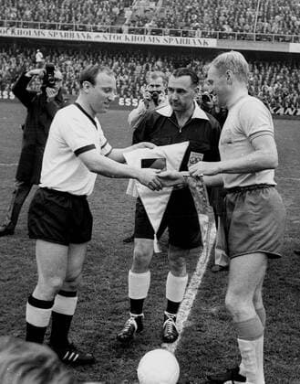 Schweden - Deutschland 1:2 am 26.09.1965 Begruessung der Spielführer links Uwe Seeler und Orvar Bergmark, mitte Schiedsrichter Kenneth Dagnall (England)