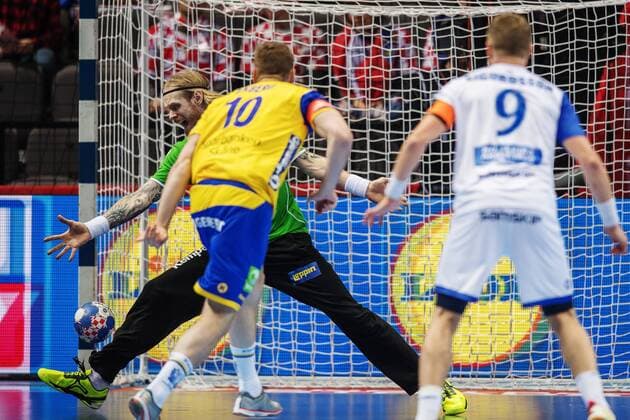 Handball, EM, Schweden - Island 180112 Islands malvakt Bjorgvin Pall Gustavsson räddar en straff fran Sveriges Niclas Ekberg under handbollsmatchen mellan Sverige och Island under Handbolls-EM 2018 den 12 januari 2018 i Split. Copyright: LUDVIGxTHUNMAN BB180112LT029