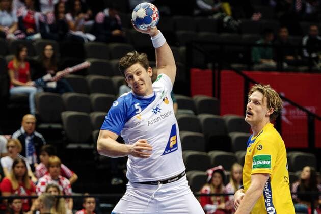 Handball, EM, Schweden - Island 180112 Islands Runar Karason hoppar förbi Sveriges Jesper Nielsen för att skjuta skjuter under handbollsmatchen mellan Sverige och Island under Handbolls-EM 2018 den 12 januari 2018 i Split. Copyright: LUDVIGxTHUNMAN BB180112LT036