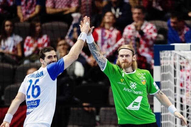 Handball, EM, Schweden - Island 180112 Islands Bjarni Mar Gunnarsson och malvakt Bjorgvin Pall Gustavsson jublar under handbollsmatchen mellan Sverige och Island under Handbolls-EM 2018 den 12 januari 2018 i Split. Copyright: LUDVIGxTHUNMAN BB180112LT040