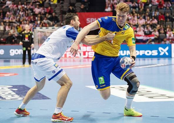 Handball, EM, Schweden - Island 180112 Islands Asgeir Oro Hallgrimsson och Sveriges Simon Jeppsson i kamp om bollen under handbollsmatchen mellan Sverige och Island under Handbolls-EM 2018 den 12 januari 2018 i Split. Copyright: LUDVIGxTHUNMAN BB180112LT055