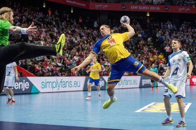 Handball, EM, Schweden - Island 180112 Sveriges Mattias Zachrisson hoppar mot Islands malvakt Bjorgvin Pall Gustavsson under handbollsmatchen mellan Sverige och Island under Handbolls-EM 2018 den 12 januari 2018 i Split. Copyright: LUDVIGxTHUNMAN BB180112LT066