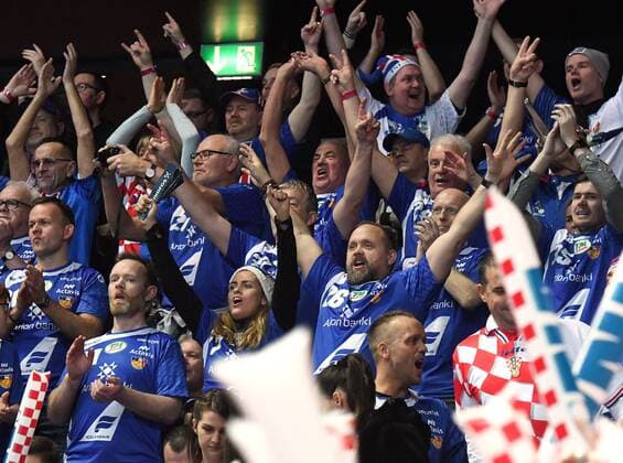 Handball, EM, Schweden - Island Split, Kroatien, Spaladium Arena, 12.1.2018 Männer- Handball, Europa-Meisterschaft 2018 Schweden vs. Island 24 : 26 Schlussjubel Slandfans