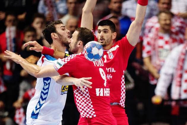 180112 Serbiens Petar Nenadic och Kroatiens Igor Vori i närkamp under handbollsmatchen mellan Kroatien och Serbien under Handbolls-EM 2018 den 12 januari 2018 i Split. Copyright: LUDVIGxTHUNMAN BB180112LT103