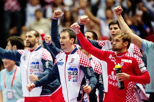 180112 Kroatiens bänken jublar under handbollsmatchen mellan Kroatien och Serbien under Handbolls-EM 2018 den 12 januari 2018 i Split. Copyright: LUDVIGxTHUNMAN BB180112LT104