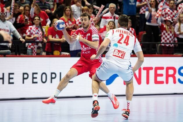 180112 Kroatiens Domagoj Duvnjak och Serbiens Milan Jovanovic under handbollsmatchen mellan Kroatien och Serbien under Handbolls-EM 2018 den 12 januari 2018 i Split. Copyright: LUDVIGxTHUNMAN BB180112LT110