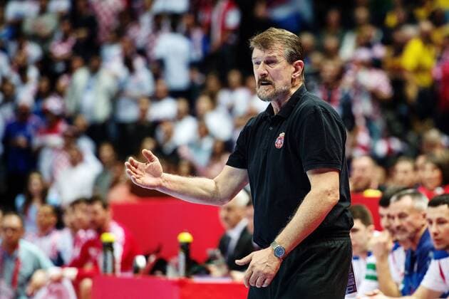180112 Serbiens förbundskapten Jovica Cvetkovic gestikulerar under handbollsmatchen mellan Kroatien och Serbien under Handbolls-EM 2018 den 12 januari 2018 i Split. Copyright: LUDVIGxTHUNMAN BB180112LT111
