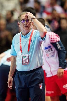 180112 Kroatiens förbundskapten Lino Cervar kliar sig i huvudet under handbollsmatchen mellan Kroatien och Serbien under Handbolls-EM 2018 den 12 januari 2018 i Split. Copyright: LUDVIGxTHUNMAN BB180112LT113
