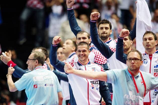 180112 Kroatiens spelare och ledare jublar pa avbytarbänken under handbollsmatchen mellan Kroatien och Serbien under Handbolls-EM 2018 den 12 januari 2018 i Split. Copyright: LUDVIGxTHUNMAN BB180112LT114