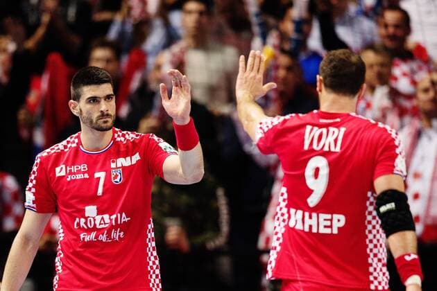 180112 Kroatiens Luka Stepancic och Igor Vori jublar under handbollsmatchen mellan Kroatien och Serbien under Handbolls-EM 2018 den 12 januari 2018 i Split. Copyright: LUDVIGxTHUNMAN BB180112LT115