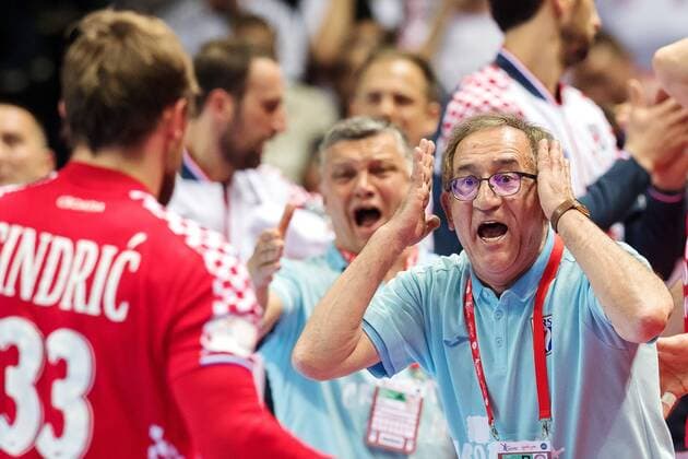 Themen der Woche - SPORT Bilder des Tages - SPORT 180112 Kroatiens förbundskapten Lino Cervar reagerar under handbollsmatchen mellan Kroatien och Serbien under Handbolls-EM 2018 den 12 januari 2018 i Split. *** 180112 Croatian coach Lino Cervar reacts during the handball match between Croatia and Serbia in the European Handball CHAMPIONSHIP January 12, 2018 2018 in Split  Copyright: LUDVIGxTHUNMAN BB180112LT120