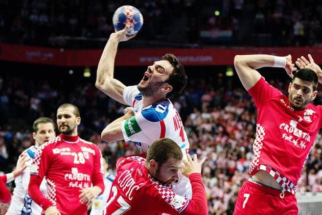 180112 Kroatiens Ivan Cupic försvarar mot Serbiens Petar Nenadic under handbollsmatchen mellan Kroatien och Serbien under Handbolls-EM 2018 den 12 januari 2018 i Split. Copyright: LUDVIGxTHUNMAN BB180112LT131