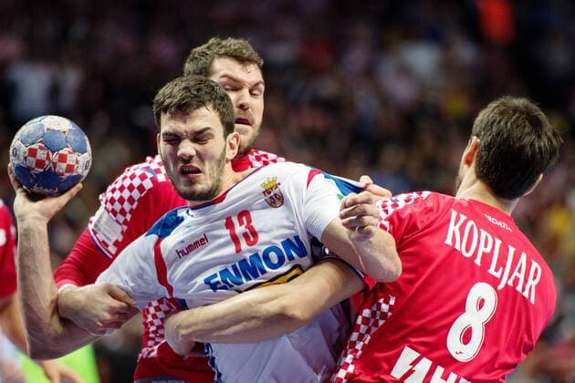 180112 Serbiens Petar Nenadic i kamp med Kroatiens Jakov Gojun och Marko Kopljar under handbollsmatchen mellan Kroatien och Serbien under Handbolls-EM 2018 den 12 januari 2018 i Split. Copyright: LUDVIGxTHUNMAN BB180112LT137