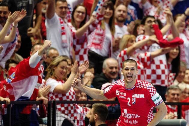 180112 Kroatiens Lovro Mihic jublar med publiken under handbollsmatchen mellan Kroatien och Serbien under Handbolls-EM 2018 den 12 januari 2018 i Split. Copyright: LUDVIGxTHUNMAN BB180112LT145