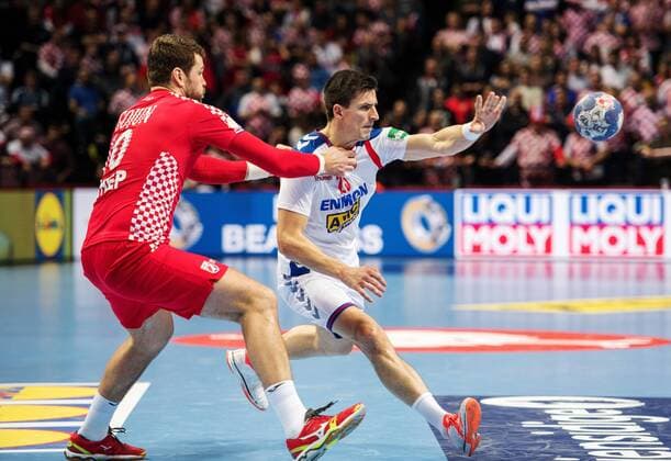 180112 Kroatiens Jakov Gojun och Serbiens Nemanja Zelenovic under handbollsmatchen mellan Kroatien och Serbien under Handbolls-EM 2018 den 12 januari 2018 i Split. Copyright: LUDVIGxTHUNMAN BB180112LT146