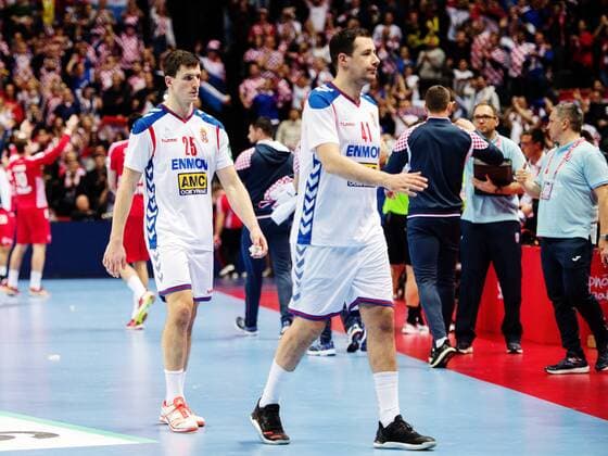 180112 Serbiens Nemanja Zelenovic och Marko Vujin deppar efter förlusten i handbollsmatchen mellan Kroatien och Serbien under Handbolls-EM 2018 den 12 januari 2018 i Split. Copyright: LUDVIGxTHUNMAN BB180112LT153