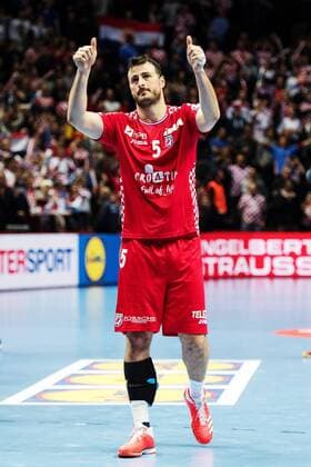 180112 Kroatiens Domagoj Duvnjak jublar och ger publiken tummen upp efter segern i handbollsmatchen mellan Kroatien och Serbien under Handbolls-EM 2018 den 12 januari 2018 i Split. Copyright: LUDVIGxTHUNMAN BB180112LT154