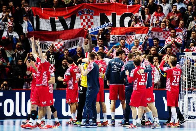 180112 Kroatiens spelare jublar och tackar publiken efter segern i handbollsmatchen mellan Kroatien och Serbien under Handbolls-EM 2018 den 12 januari 2018 i Split. Copyright: LUDVIGxTHUNMAN BB180112LT156