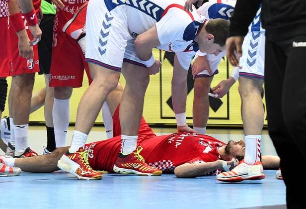 Bilder des Tages - SPORT Split, Kroatien, Spaladium Arena, 12.1.2018 Männer- Handball, Europa-Meisterschaft 2018 Kroatien - Serbien Mijajlo MARSENIC, SEB beugt sich über den verletzten Kroaten Domagoj Duvnjak