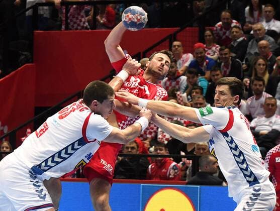Split, Kroatien, Spaladium Arena, 12.1.2018 Männer- Handball, Europa-Meisterschaft 2018 Kroatien - Serbien DUVNJAK Domagoj, CRO zwischen Mijajlo MARSENIC, SEB (li) und Nemanja ZELENOVIC, SEB