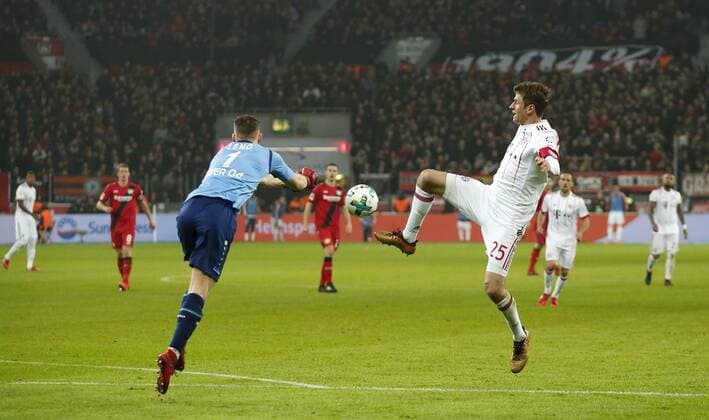 Leverkusen, Bayarena, 12.01.18: Torwart Bernd Leno (Bayer 04 Leverkusen) (L) gegen Thomas Müller (FC Bayern München) im Spiel der 1. Bundesliga zwischen Bayer 04 Leverkusen vs. FC Bayern München in der Saison 2017 2018.
