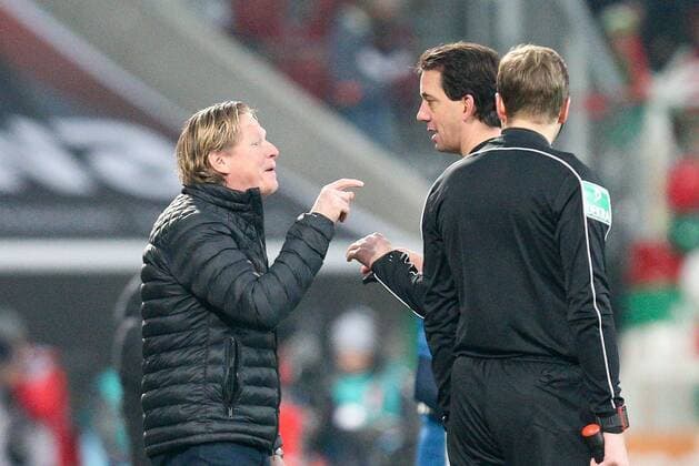 Bilder des Tages - SPORT l-r: Chef-Trainer Markus Gisdol (Hamburger SV) diskutiert mit Schiedsrichter, Referee, Manuel Graefe, FC Augsburg vs. Hamburger SV, 1.Bundesliga, 13.01.2018 Augsburg Bayern Deutschland