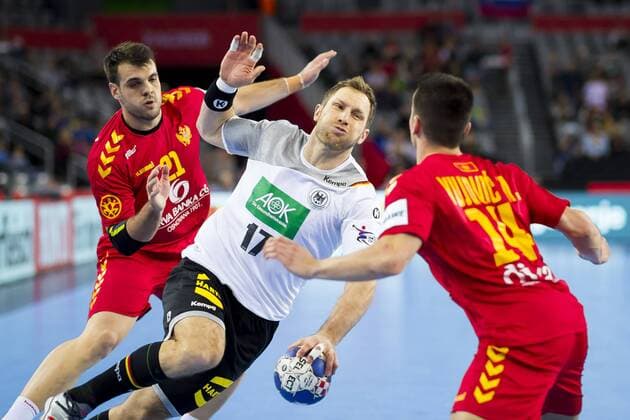 Steffen Weinhold (Nr. 17, Deutschland) gegen Vasko Sevaljevic (Nr. 21, Montenegro) und Milos Vujovic (Nr. 14, Montenegro). Deutschland - Montenegro, Vorrunde, Handball, EHF Euro 2018, 13.01.18 Zagreb Zagreb Croatia Arena Copyright: xAgentur54Gradx xFelixxKoenigx