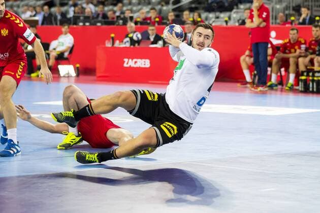 Jannik Kohlbacher (Nr. 48, Deutschland) setzt sich am Kreis durch. Deutschland - Montenegro, Vorrunde, Handball, EHF Euro 2018, 13.01.18 Zagreb Zagreb Croatia Arena Copyright: xAgentur54Gradx xFelixxKoenigx