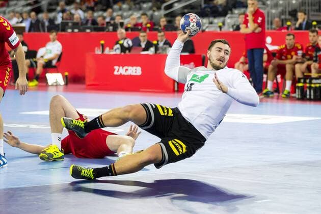 Jannik Kohlbacher (Nr. 48, Deutschland) setzt sich am Kreis durch. Deutschland - Montenegro, Vorrunde, Handball, EHF Euro 2018, 13.01.18 Zagreb Zagreb Croatia Arena Copyright: xAgentur54Gradx xFelixxKoenigx