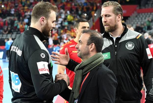 Zagreb, Kroatien, Zagreb Arena, 13.1.2018 Männer- Handball, Europa-Meisterschaft 2018 Deutschland vs. Mentenegro Bildmitte DHB-Vizepräsident Leistungssport, Bob Hanning gratuliert ANDREAS WOLFF (THW KIEL), Deutschland zum Sieg. Mit dabei rechts Teammanager Oliver Roggisch, GER
