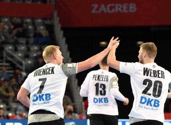 Zagreb, Kroatien, Zagreb Arena, 13.1.2018 Männer- Handball, Europa-Meisterschaft 2018 Deutschland vs. Montenegro Jubel von 7 PATRICK WIENCEK (THW KIEL), Deutschland; 20 Philipp Weber (SC DHfK Leipzig), Deutschland . Bildmitte HENDRIK PEKELER (), Deutschland